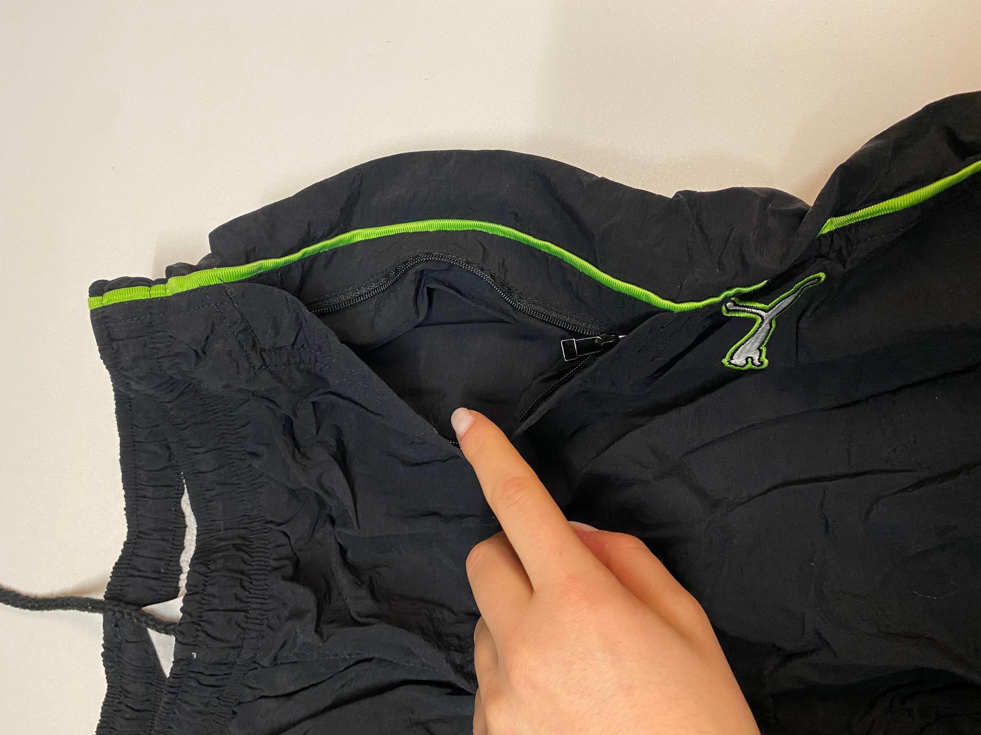 Entdecke unsere Vintage Track Pants von Nike und anderen Marken, erhältlich bei Valuxery.de - Dein Shop für trendige Vintage - Kleidung. Unsere Track Pants sind aus hochwertigen Materialien und