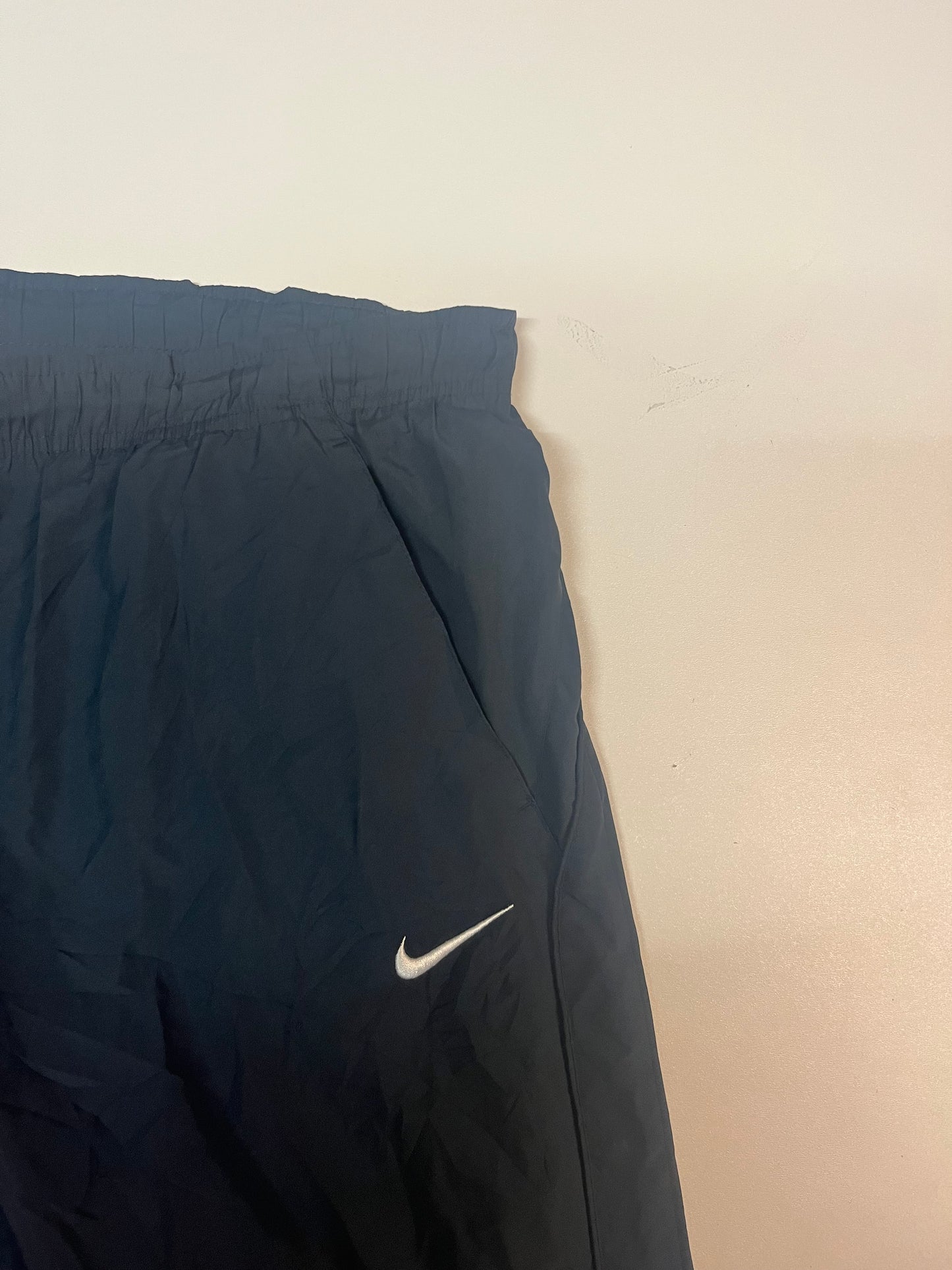 Entdecke unsere Vintage Track Pants von Nike und anderen Marken, erhältlich bei Valuxery.de - Dein Shop für trendige Vintage - Kleidung. Unsere Track Pants sind aus hochwertigen Materialien und