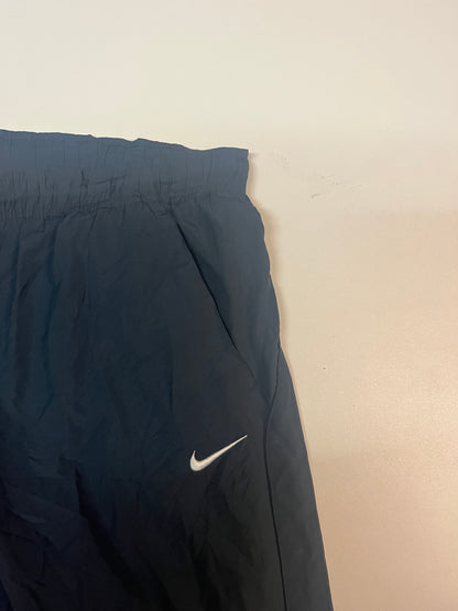Entdecke unsere Vintage Track Pants von Nike und anderen Marken, erhältlich bei Valuxery.de - Dein Shop für trendige Vintage - Kleidung. Unsere Track Pants sind aus hochwertigen Materialien und