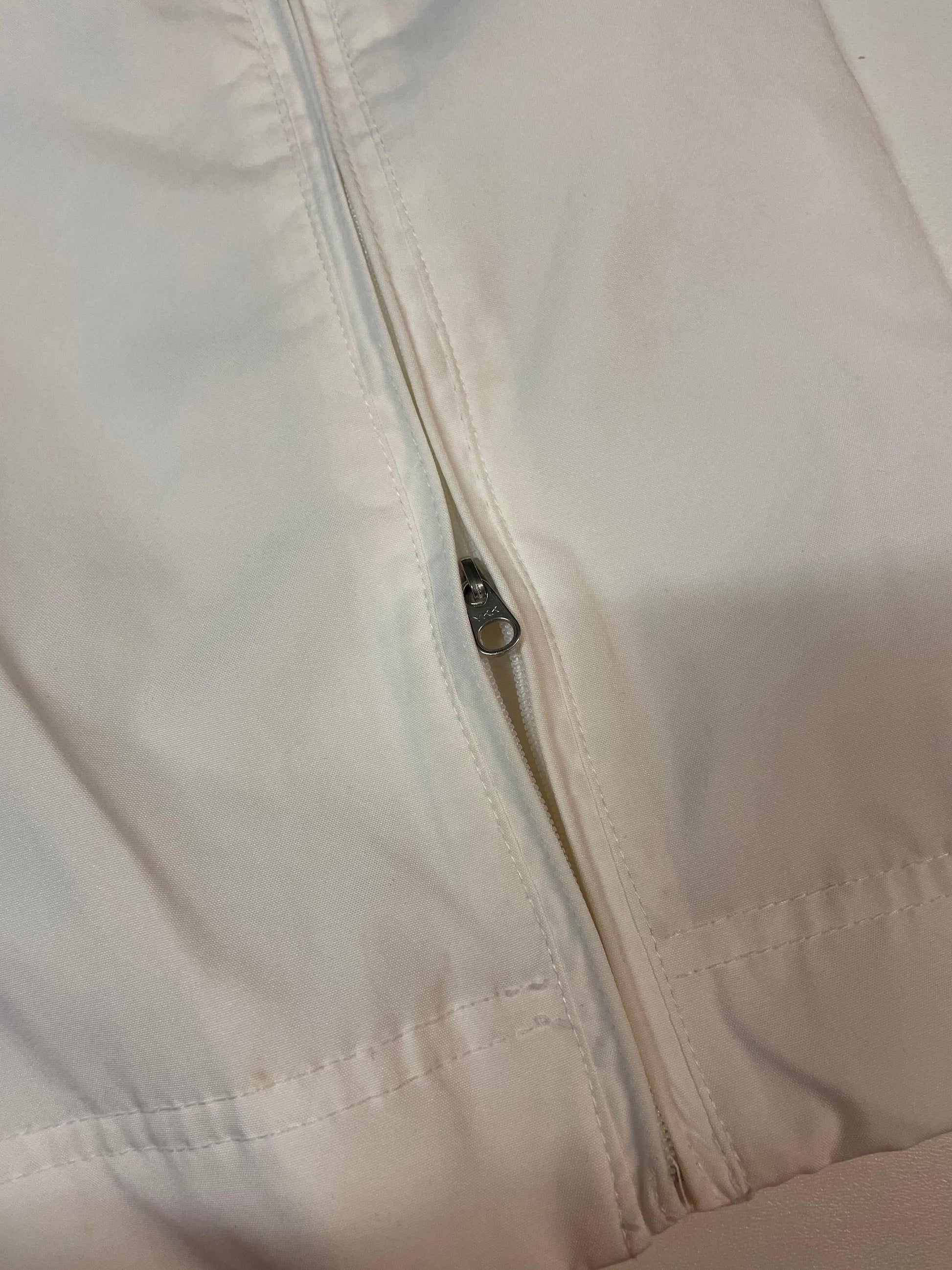 Entdecke unsere Vintage Track Pants von Nike und anderen Marken, erhältlich bei Valuxery.de - Dein Shop für trendige Vintage - Kleidung. Unsere Track Pants sind aus hochwertigen Materialien und