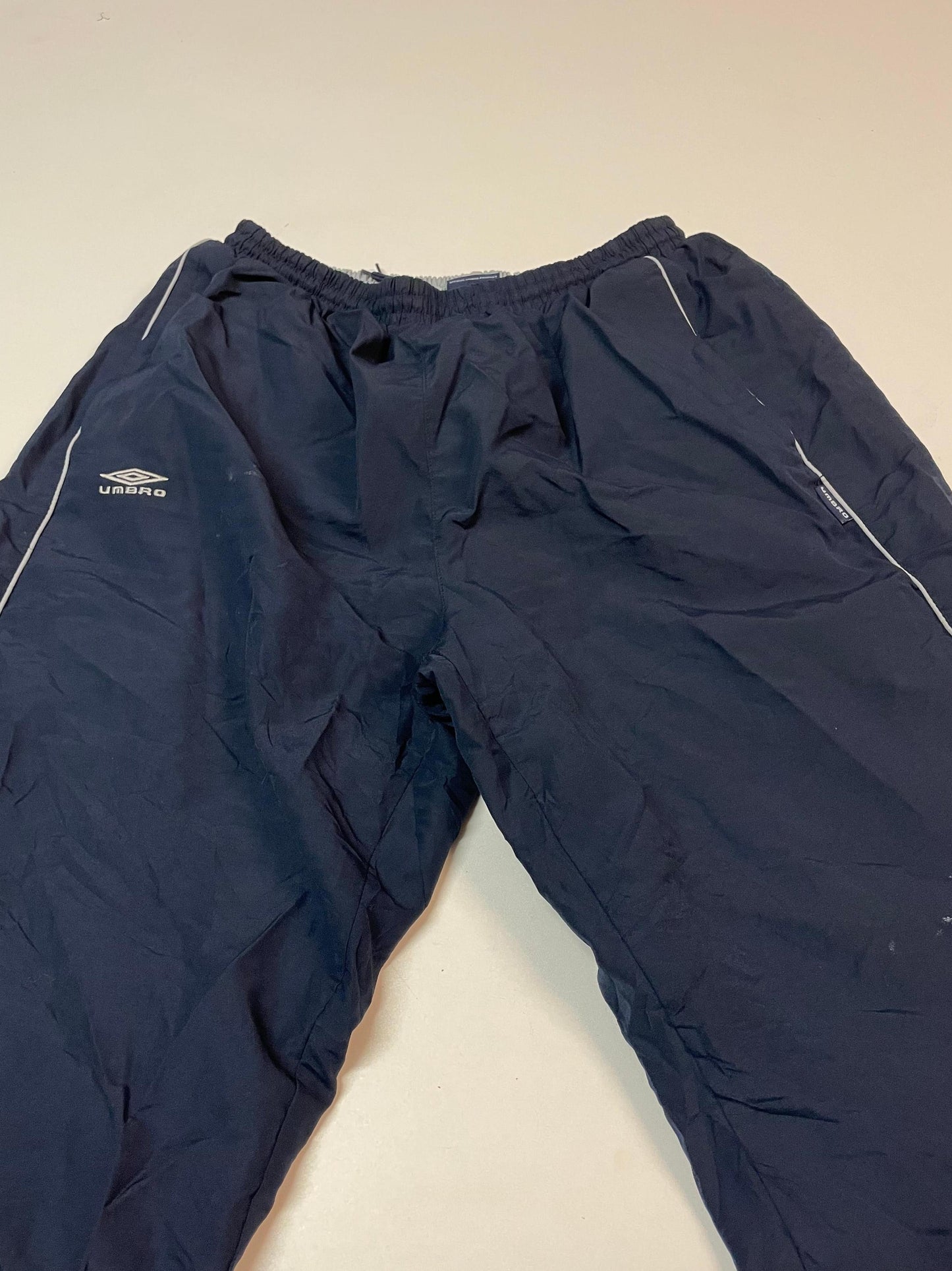 Entdecke unsere Vintage Track Pants von Nike und anderen Marken, erhältlich bei Valuxery.de - Dein Shop für trendige Vintage - Kleidung. Unsere Track Pants sind aus hochwertigen Materialien und