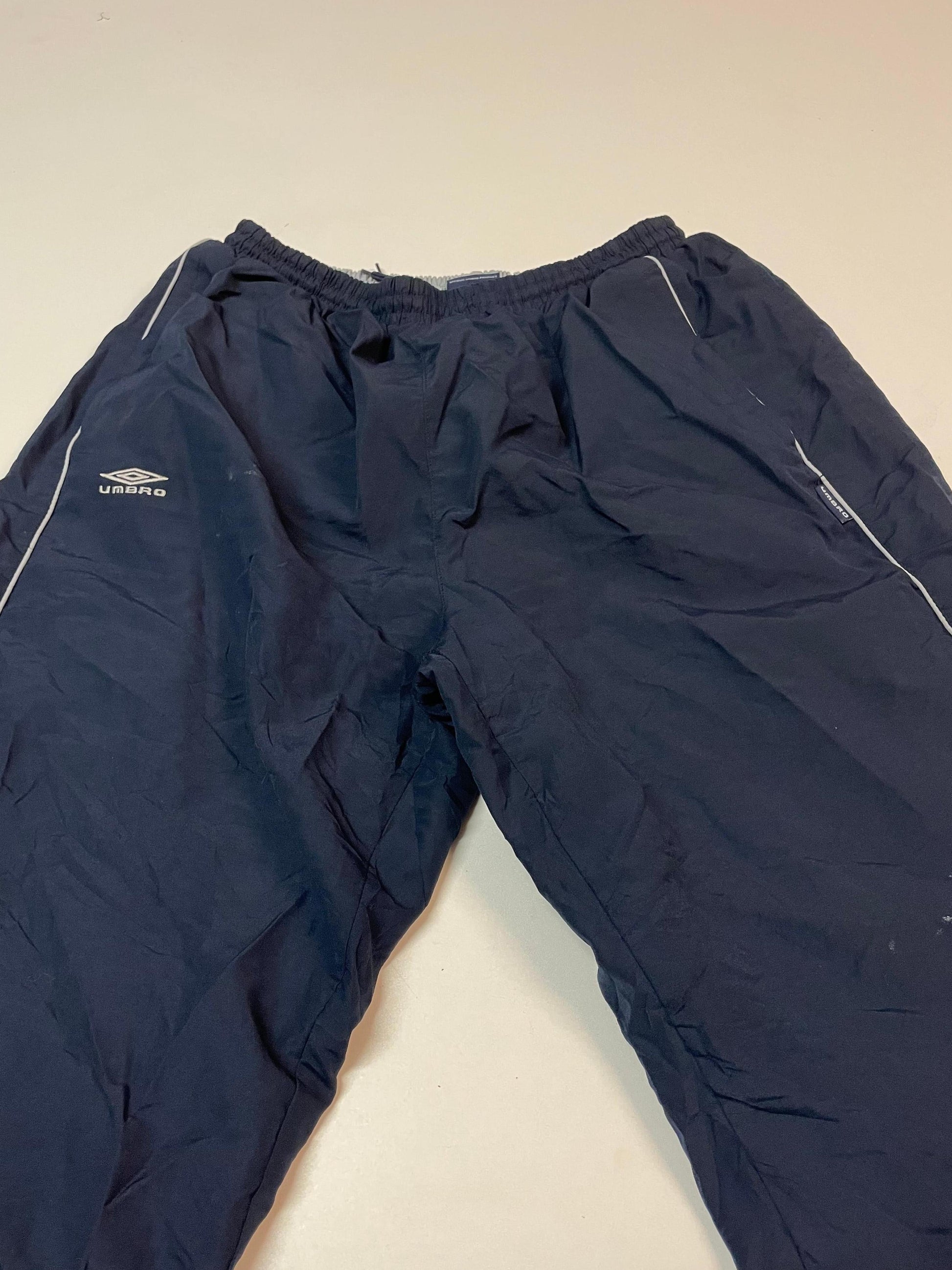 Entdecke unsere Vintage Track Pants von Nike und anderen Marken, erhältlich bei Valuxery.de - Dein Shop für trendige Vintage - Kleidung. Unsere Track Pants sind aus hochwertigen Materialien und