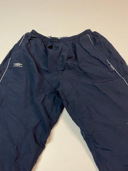 Entdecke unsere Vintage Track Pants von Nike und anderen Marken, erhältlich bei Valuxery.de - Dein Shop für trendige Vintage - Kleidung. Unsere Track Pants sind aus hochwertigen Materialien und