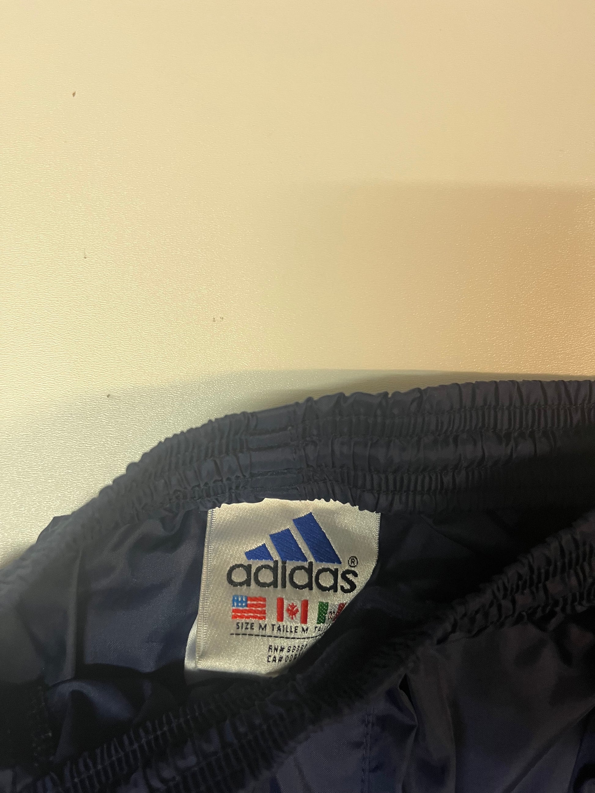 Entdecke unsere Vintage Track Pants von Nike und anderen Marken, erhältlich bei Valuxery.de - Dein Shop für trendige Vintage - Kleidung. Unsere Track Pants sind aus hochwertigen Materialien und