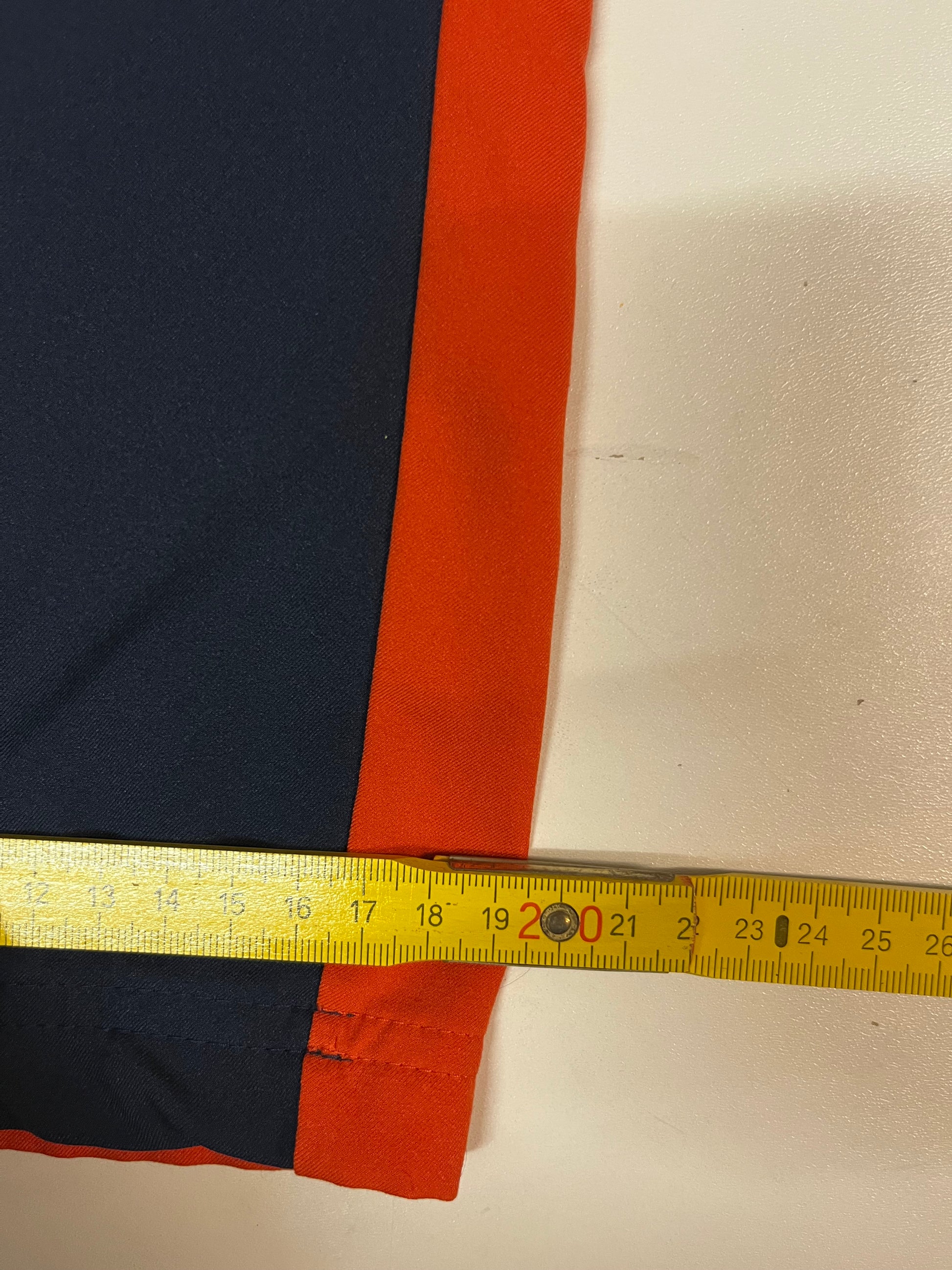 Entdecke unsere Vintage Track Pants von Nike und anderen Marken, erhältlich bei Valuxery.de - Dein Shop für trendige Vintage - Kleidung. Unsere Track Pants sind aus hochwertigen Materialien und