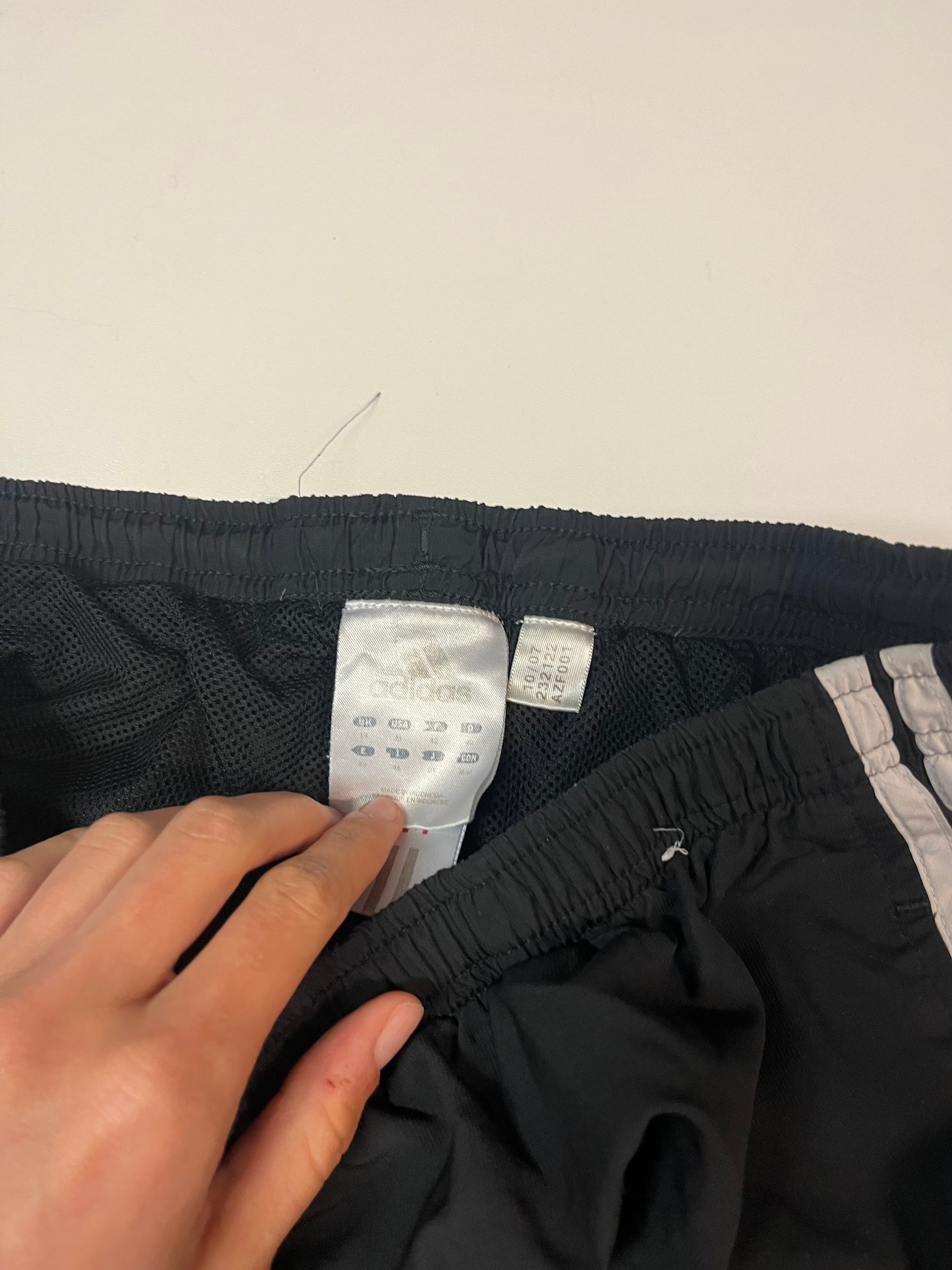 Entdecke unsere Vintage Track Pants von Nike und anderen Marken, erhältlich bei Valuxery.de - Dein Shop für trendige Vintage - Kleidung. Unsere Track Pants sind aus hochwertigen Materialien und