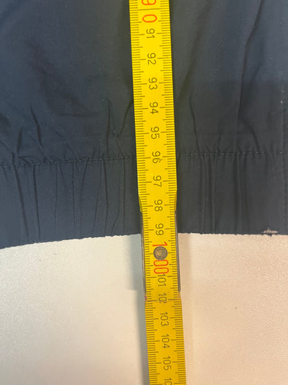 Entdecke unsere Vintage Track Pants von Nike und anderen Marken, erhältlich bei Valuxery.de - Dein Shop für trendige Vintage - Kleidung. Unsere Track Pants sind aus hochwertigen Materialien und