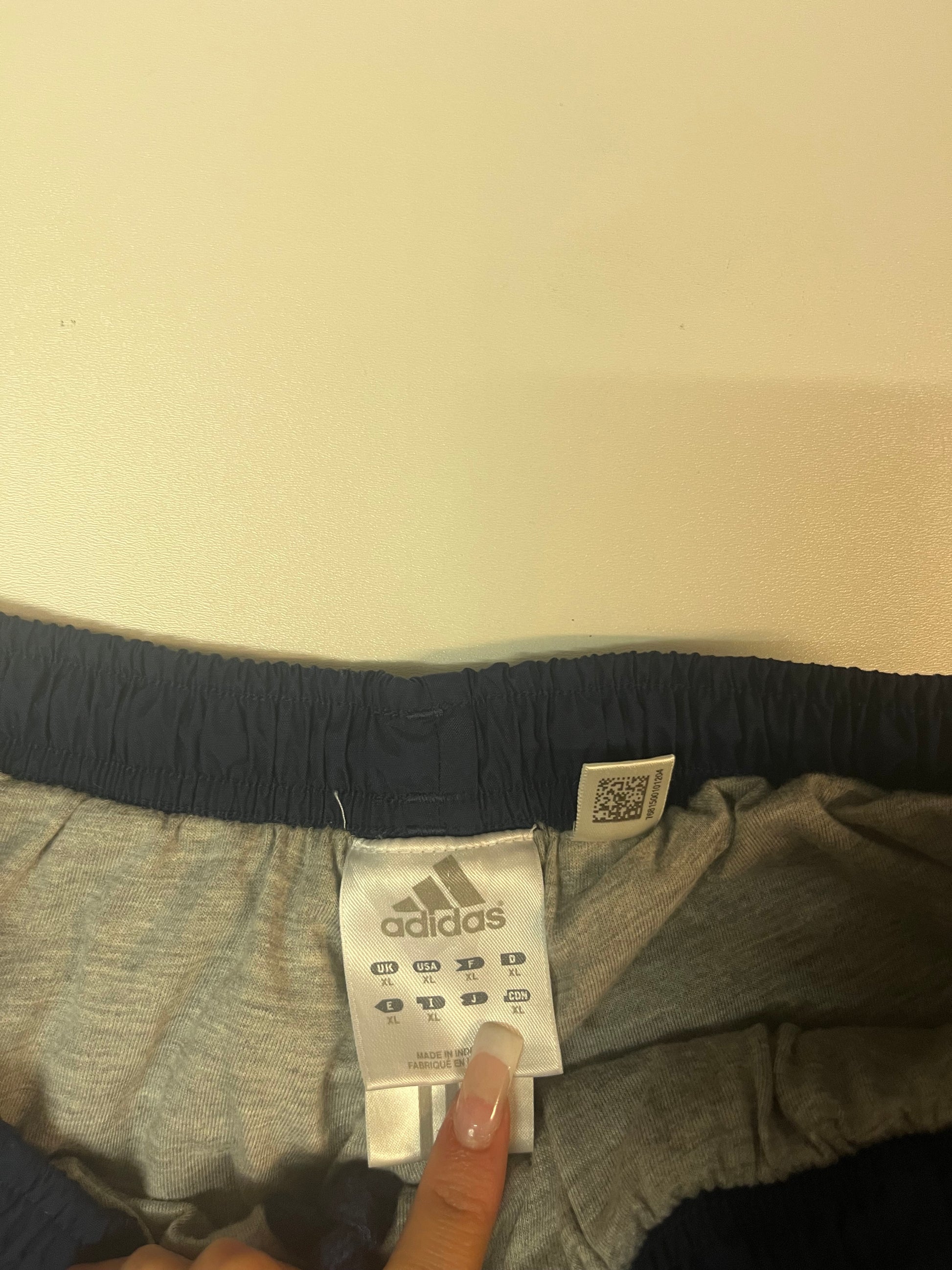 Entdecke unsere Vintage Track Pants von Nike und anderen Marken, erhältlich bei Valuxery.de - Dein Shop für trendige Vintage - Kleidung. Unsere Track Pants sind aus hochwertigen Materialien und