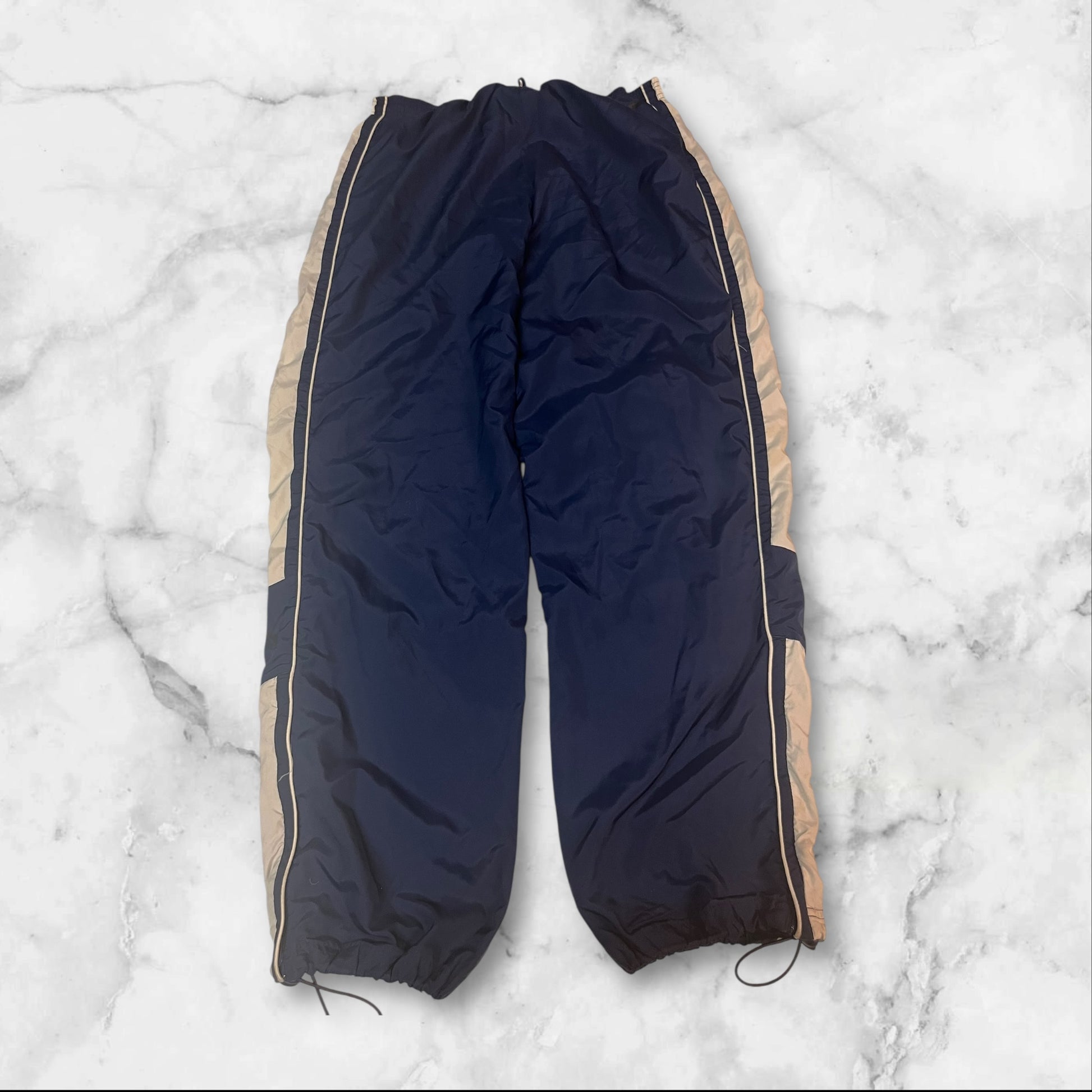 Entdecke unsere Vintage Track Pants von Nike und anderen Marken, erhältlich bei Valuxery.de - Dein Shop für trendige Vintage - Kleidung. Unsere Track Pants sind aus hochwertigen Materialien und