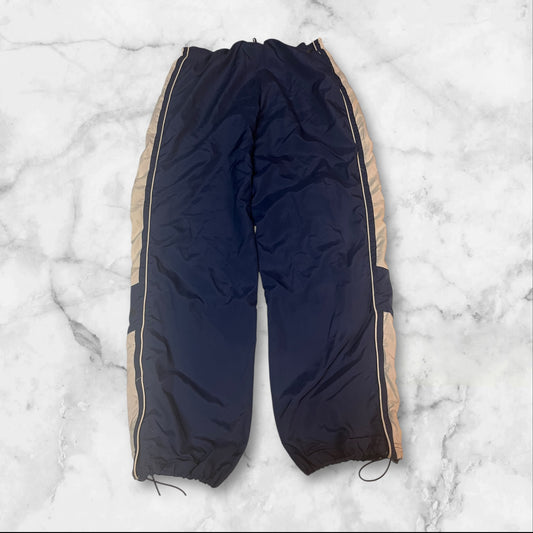 Entdecke unsere Vintage Track Pants von Nike und anderen Marken, erhältlich bei Valuxery.de - Dein Shop für trendige Vintage - Kleidung. Unsere Track Pants sind aus hochwertigen Materialien und