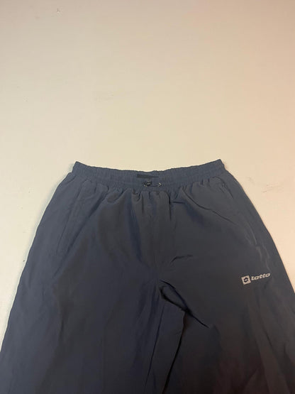 Entdecke unsere Vintage Track Pants von Nike und anderen Marken, erhältlich bei Valuxery.de - Dein Shop für trendige Vintage - Kleidung. Unsere Track Pants sind aus hochwertigen Materialien und