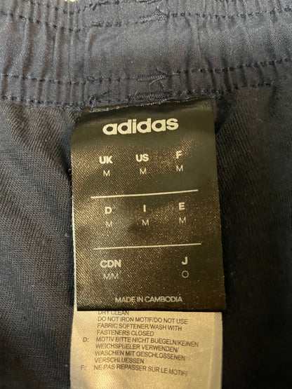Entdecke unsere Vintage Track Pants von Nike und anderen Marken, erhältlich bei Valuxery.de - Dein Shop für trendige Vintage - Kleidung. Unsere Track Pants sind aus hochwertigen Materialien und