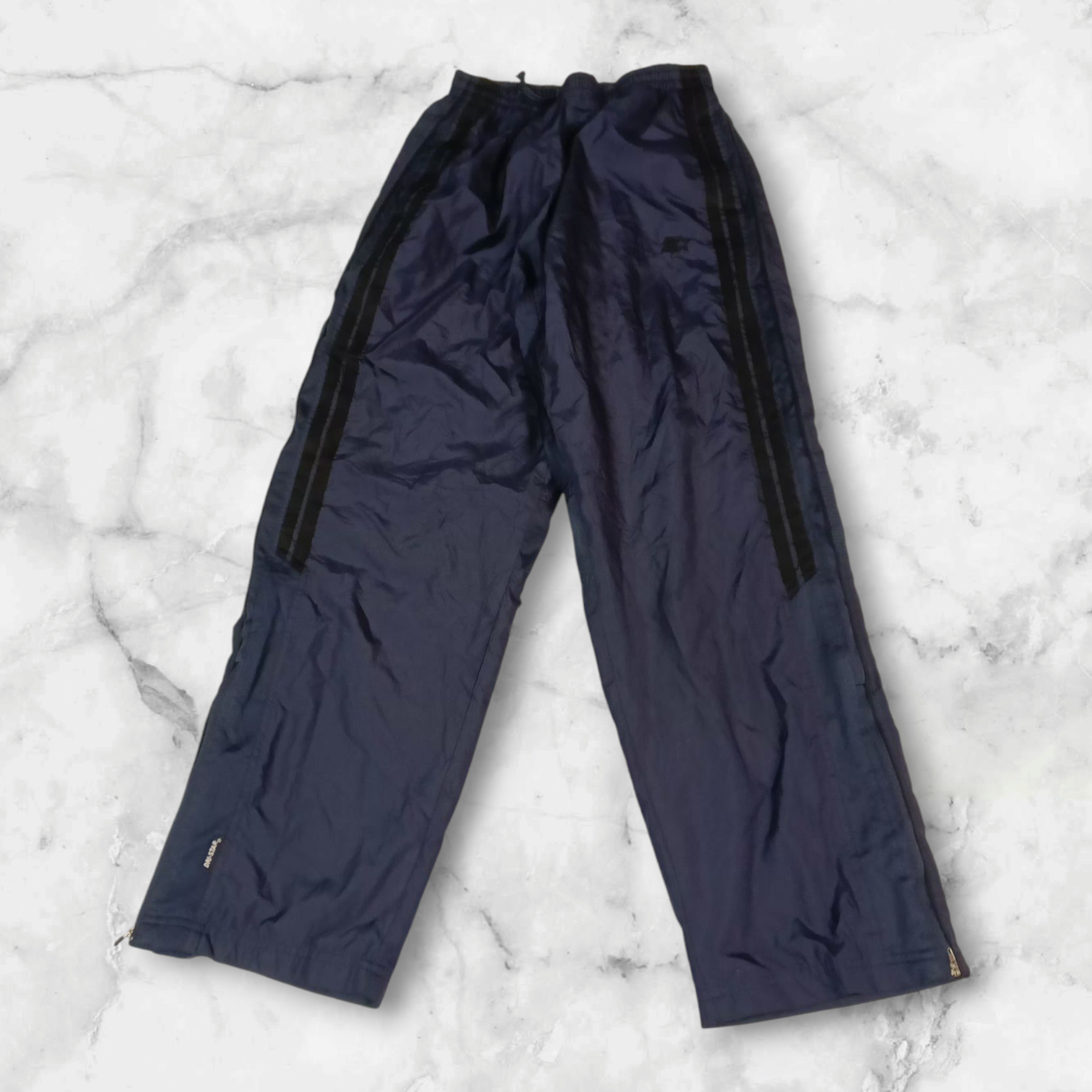 Entdecke unsere Vintage Track Pants von Nike und anderen Marken, erhältlich bei Valuxery.de - Dein Shop für trendige Vintage - Kleidung. Unsere Track Pants sind aus hochwertigen Materialien und