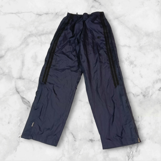 Entdecke unsere Vintage Track Pants von Nike und anderen Marken, erhältlich bei Valuxery.de - Dein Shop für trendige Vintage - Kleidung. Unsere Track Pants sind aus hochwertigen Materialien und