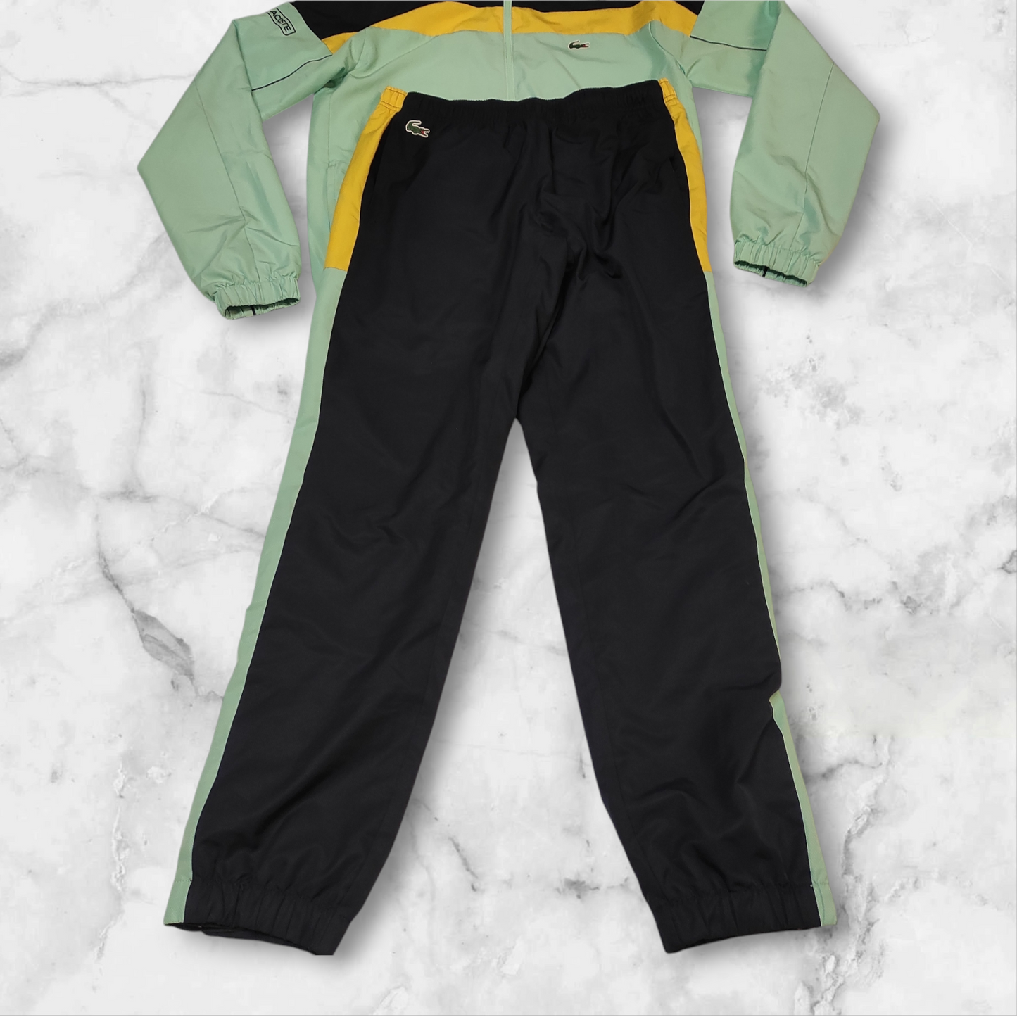 Entdecke unsere Vintage Track Pants von Nike und anderen Marken, erhältlich bei Valuxery.de - Dein Shop für trendige Vintage - Kleidung. Unsere Track Pants sind aus hochwertigen Materialien und