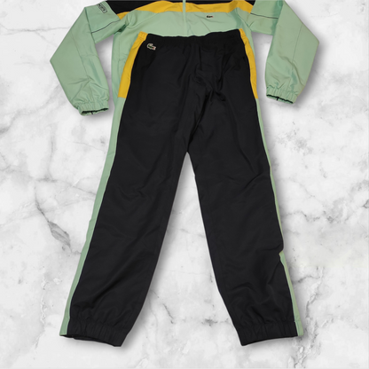 Entdecke unsere Vintage Track Pants von Nike und anderen Marken, erhältlich bei Valuxery.de - Dein Shop für trendige Vintage - Kleidung. Unsere Track Pants sind aus hochwertigen Materialien und
