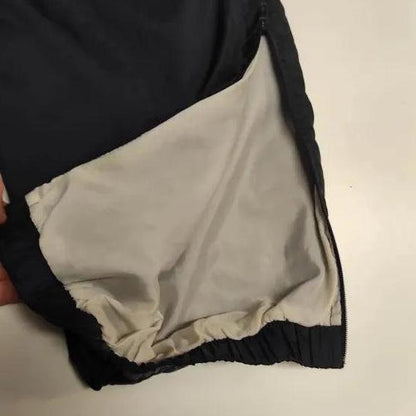 Entdecke unsere Vintage Track Pants von Nike und anderen Marken, erhältlich bei Valuxery.de - Dein Shop für trendige Vintage - Kleidung. Unsere Track Pants sind aus hochwertigen Materialien und