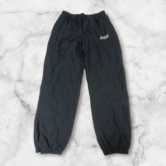 Entdecke unsere Vintage Track Pants von Nike und anderen Marken, erhältlich bei Valuxery.de - Dein Shop für trendige Vintage - Kleidung. Unsere Track Pants sind aus hochwertigen Materialien und