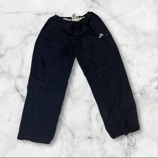 Entdecke unsere Vintage Track Pants von Nike und anderen Marken, erhältlich bei Valuxery.de - Dein Shop für trendige Vintage - Kleidung. Unsere Track Pants sind aus hochwertigen Materialien und