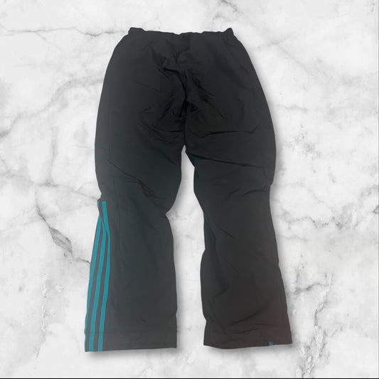 Entdecke unsere Vintage Track Pants von Nike und anderen Marken, erhältlich bei Valuxery.de - Dein Shop für trendige Vintage - Kleidung. Unsere Track Pants sind aus hochwertigen Materialien und