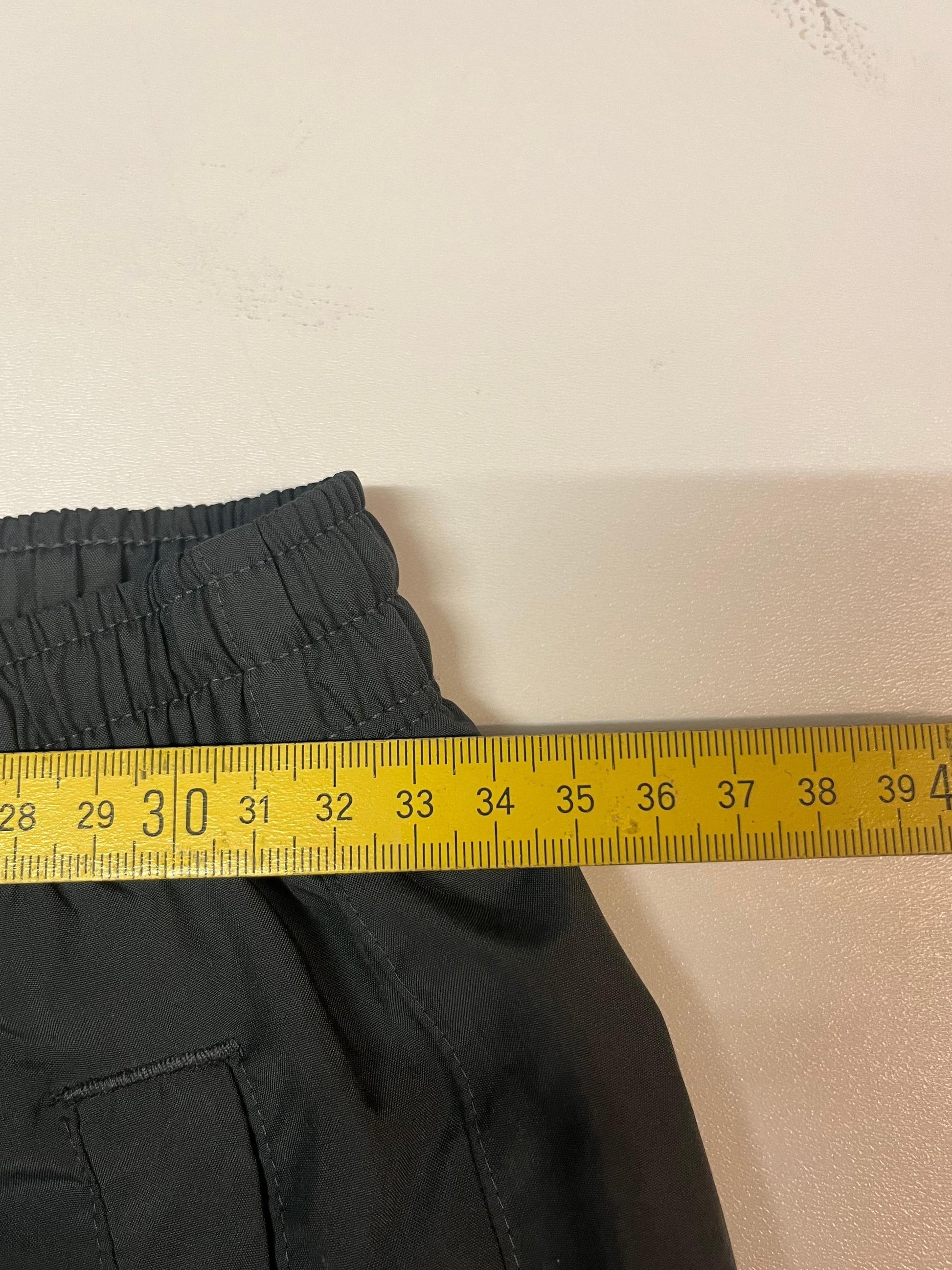 Entdecke unsere Vintage Track Pants von Nike und anderen Marken, erhältlich bei Valuxery.de - Dein Shop für trendige Vintage - Kleidung. Unsere Track Pants sind aus hochwertigen Materialien und