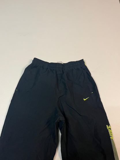 Entdecke unsere Vintage Track Pants von Nike und anderen Marken, erhältlich bei Valuxery.de - Dein Shop für trendige Vintage - Kleidung. Unsere Track Pants sind aus hochwertigen Materialien und