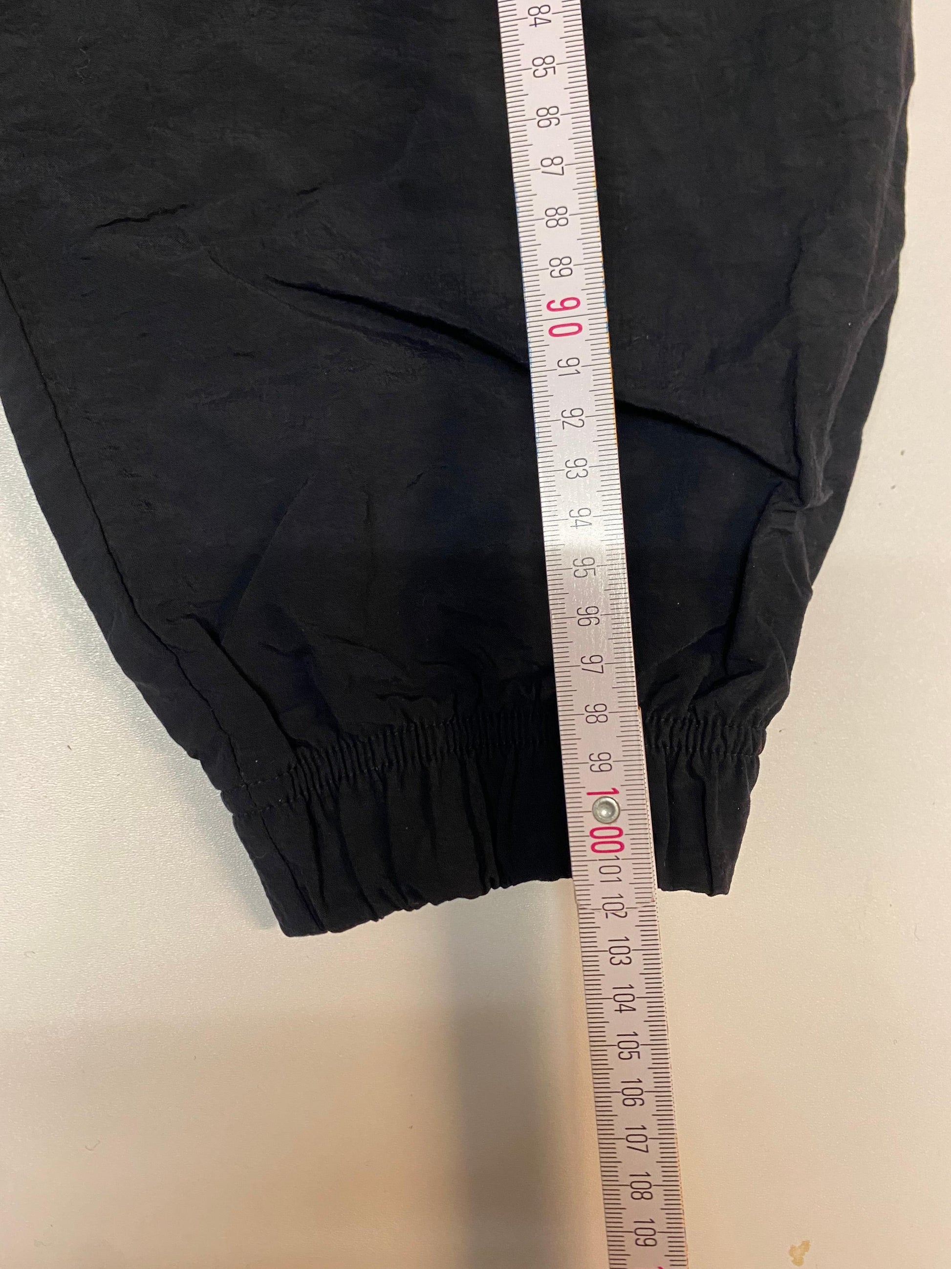 Entdecke unsere Vintage Track Pants von Nike und anderen Marken, erhältlich bei Valuxery.de - Dein Shop für trendige Vintage - Kleidung. Unsere Track Pants sind aus hochwertigen Materialien und