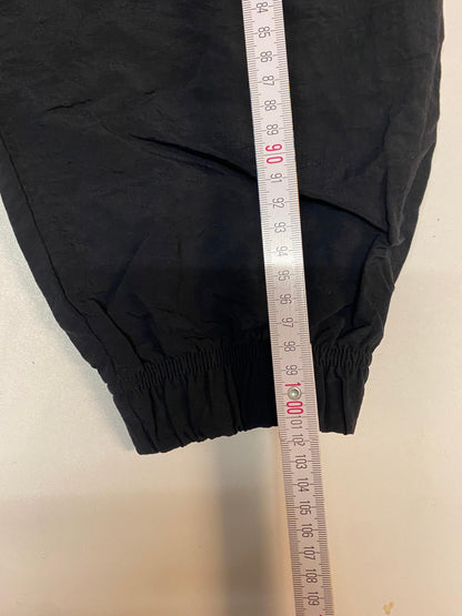 Entdecke unsere Vintage Track Pants von Nike und anderen Marken, erhältlich bei Valuxery.de - Dein Shop für trendige Vintage - Kleidung. Unsere Track Pants sind aus hochwertigen Materialien und