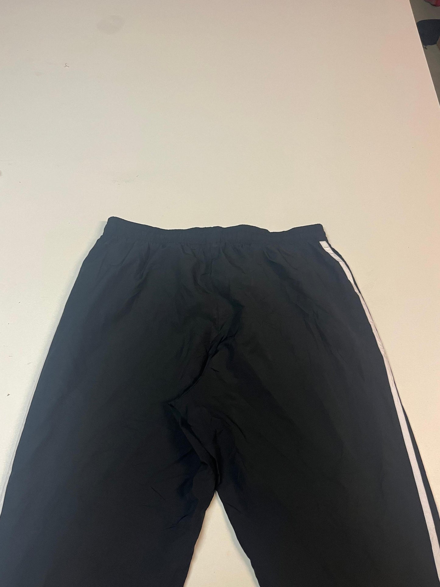 Entdecke unsere Vintage Track Pants von Nike und anderen Marken, erhältlich bei Valuxery.de - Dein Shop für trendige Vintage - Kleidung. Unsere Track Pants sind aus hochwertigen Materialien und