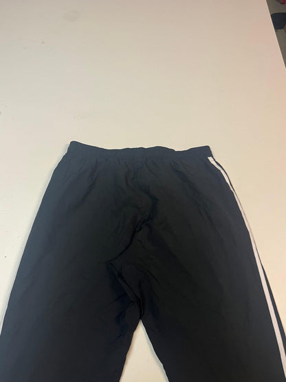 Entdecke unsere Vintage Track Pants von Nike und anderen Marken, erhältlich bei Valuxery.de - Dein Shop für trendige Vintage - Kleidung. Unsere Track Pants sind aus hochwertigen Materialien und