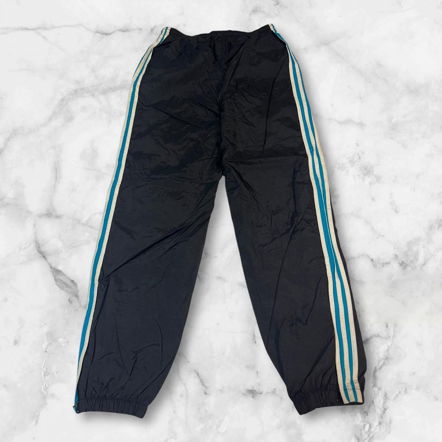 Entdecke unsere Vintage Track Pants von Nike und anderen Marken, erhältlich bei Valuxery.de - Dein Shop für trendige Vintage - Kleidung. Unsere Track Pants sind aus hochwertigen Materialien und