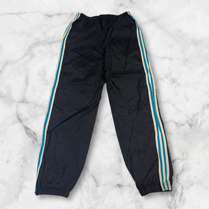 Entdecke unsere Vintage Track Pants von Nike und anderen Marken, erhältlich bei Valuxery.de - Dein Shop für trendige Vintage - Kleidung. Unsere Track Pants sind aus hochwertigen Materialien und