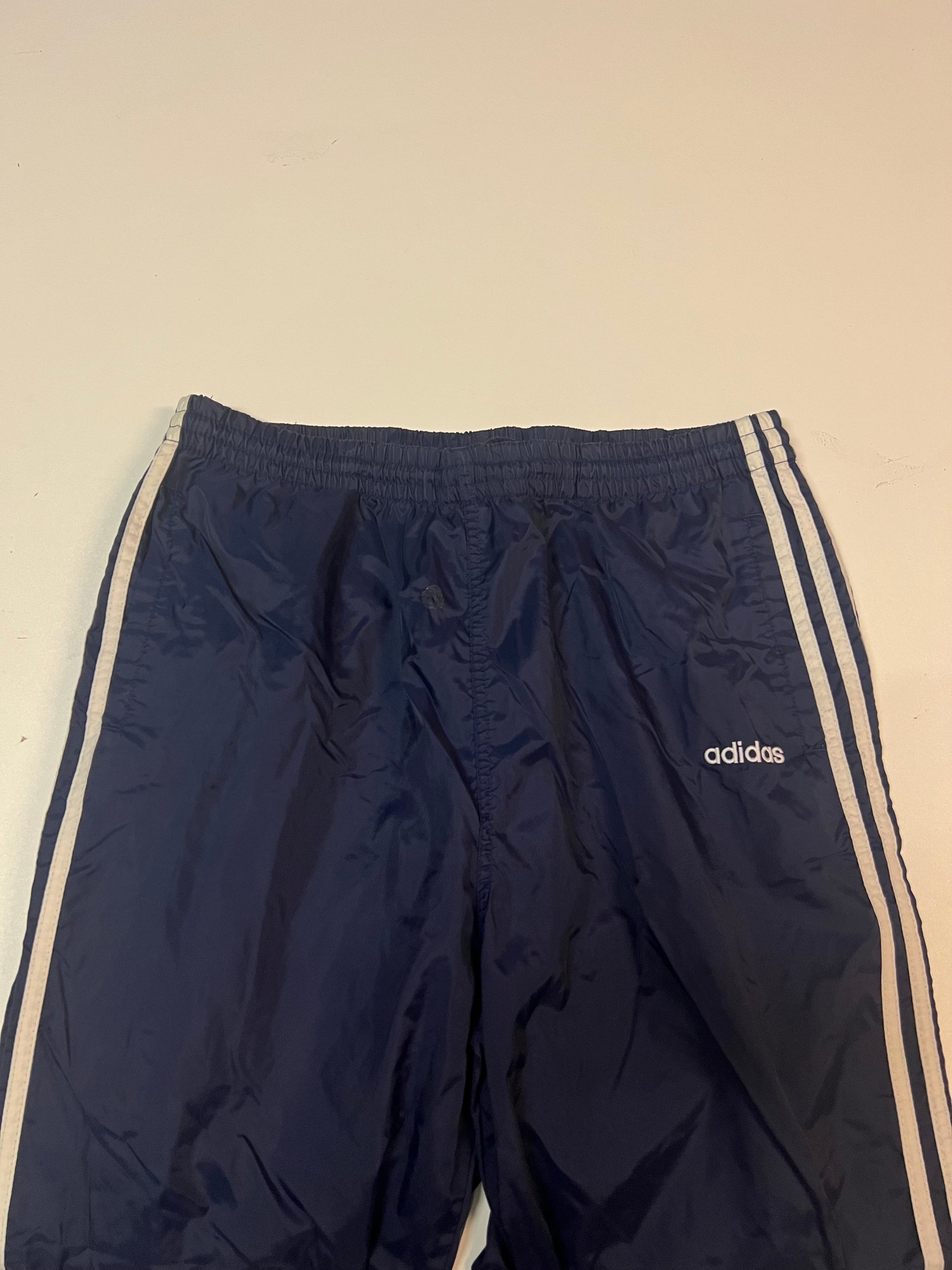 Entdecke unsere Vintage Track Pants von Nike und anderen Marken, erhältlich bei Valuxery.de - Dein Shop für trendige Vintage - Kleidung. Unsere Track Pants sind aus hochwertigen Materialien und