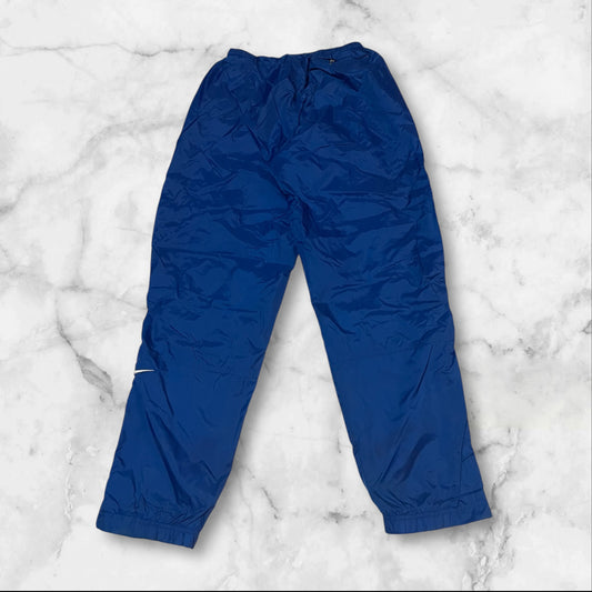 Entdecke unsere Vintage Track Pants von Nike und anderen Marken, erhältlich bei Valuxery.de - Dein Shop für trendige Vintage - Kleidung. Unsere Track Pants sind aus hochwertigen Materialien und
