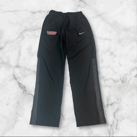 Entdecke unsere Vintage Track Pants von Nike und anderen Marken, erhältlich bei Valuxery.de - Dein Shop für trendige Vintage - Kleidung. Unsere Track Pants sind aus hochwertigen Materialien und