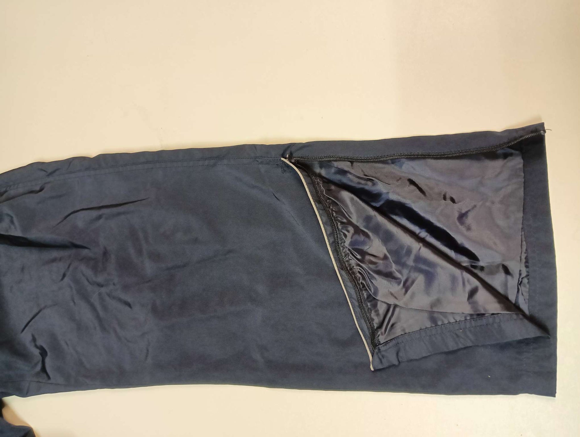 Entdecke unsere Vintage Track Pants von Nike und anderen Marken, erhältlich bei Valuxery.de - Dein Shop für trendige Vintage - Kleidung. Unsere Track Pants sind aus hochwertigen Materialien und