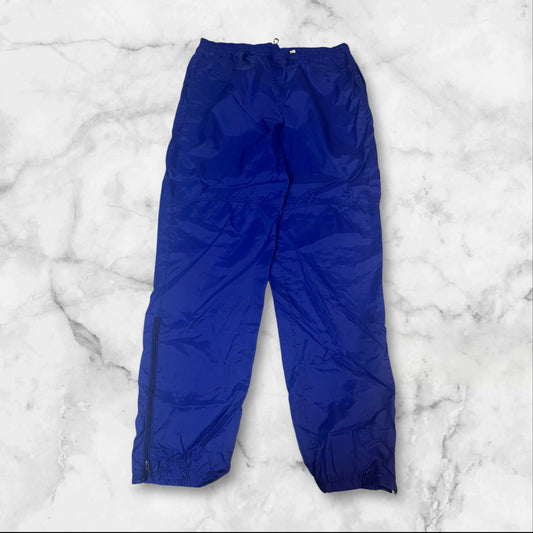 Entdecke unsere Vintage Track Pants von Nike und anderen Marken, erhältlich bei Valuxery.de - Dein Shop für trendige Vintage - Kleidung. Unsere Track Pants sind aus hochwertigen Materialien und