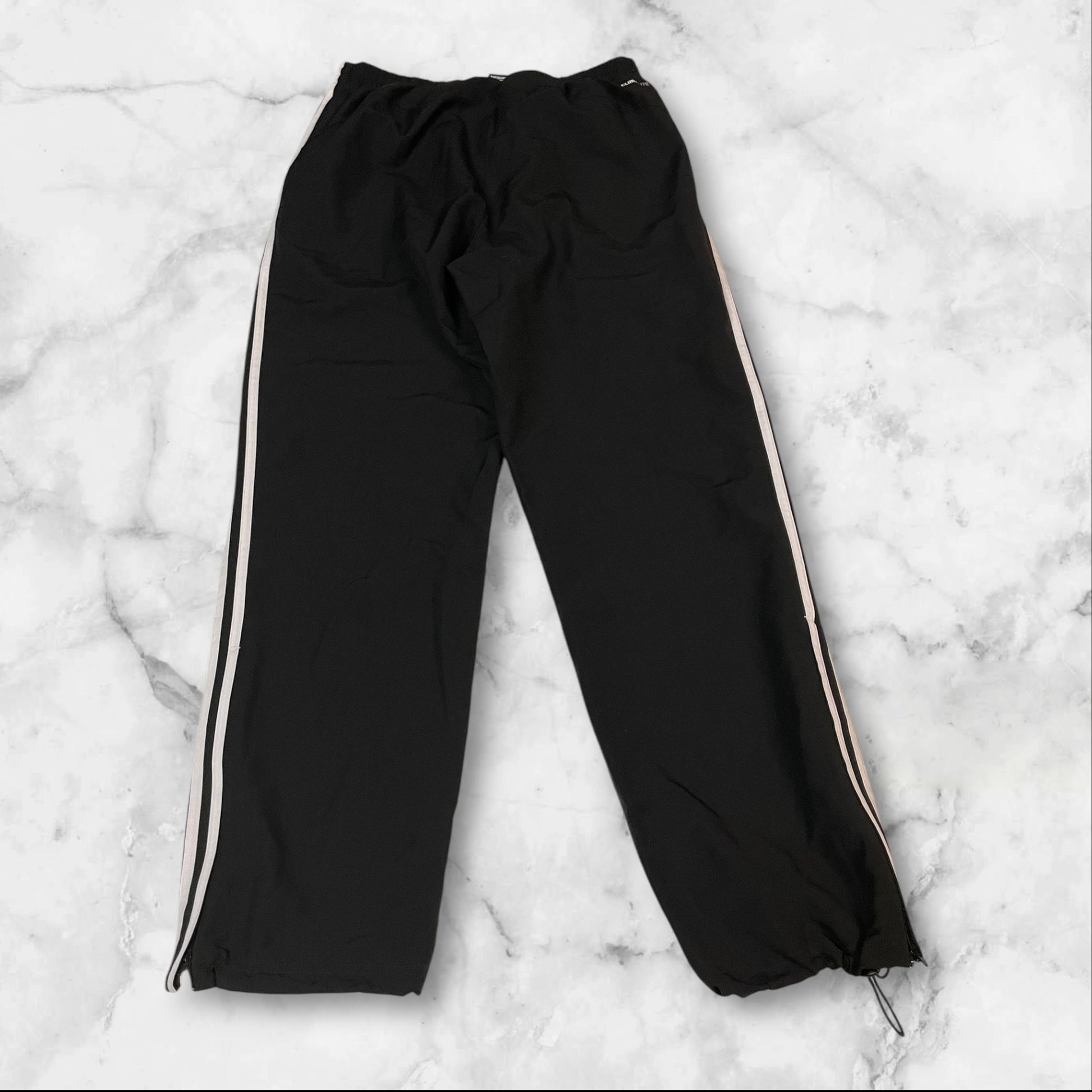 Entdecke unsere Vintage Track Pants von Nike und anderen Marken, erhältlich bei Valuxery.de - Dein Shop für trendige Vintage - Kleidung. Unsere Track Pants sind aus hochwertigen Materialien und