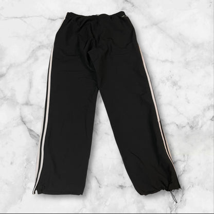 Entdecke unsere Vintage Track Pants von Nike und anderen Marken, erhältlich bei Valuxery.de - Dein Shop für trendige Vintage - Kleidung. Unsere Track Pants sind aus hochwertigen Materialien und