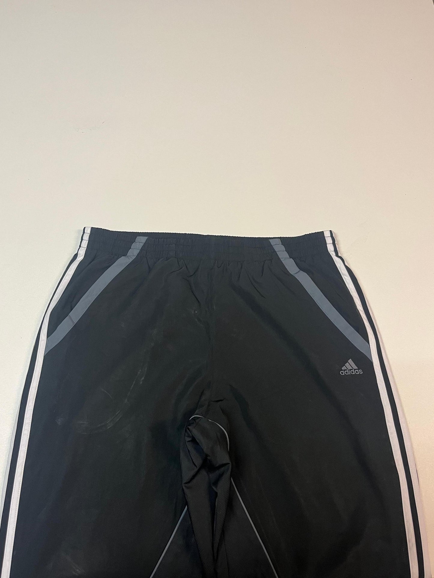 Entdecke unsere Vintage Track Pants von Nike und anderen Marken, erhältlich bei Valuxery.de - Dein Shop für trendige Vintage - Kleidung. Unsere Track Pants sind aus hochwertigen Materialien und