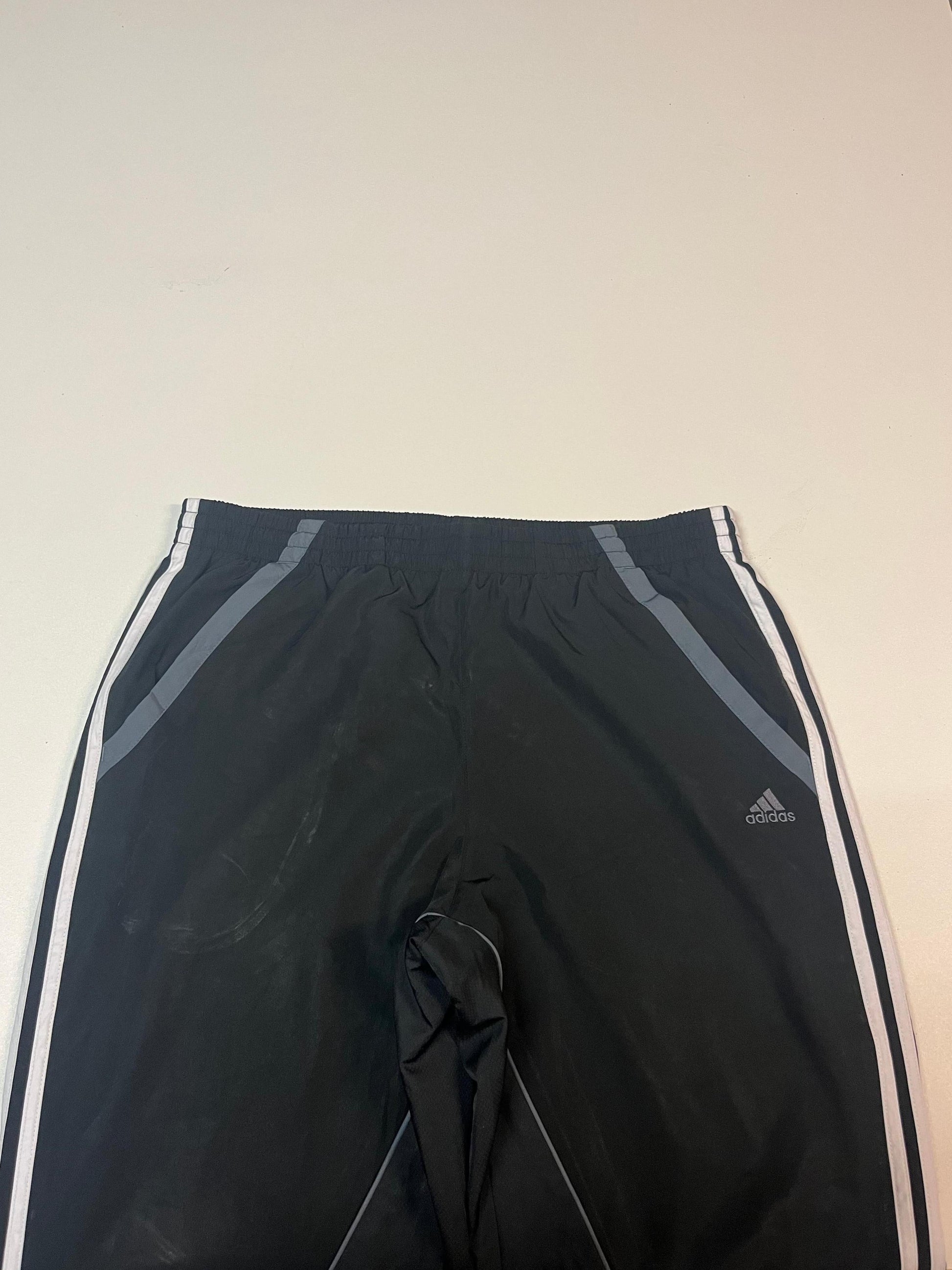 Entdecke unsere Vintage Track Pants von Nike und anderen Marken, erhältlich bei Valuxery.de - Dein Shop für trendige Vintage - Kleidung. Unsere Track Pants sind aus hochwertigen Materialien und