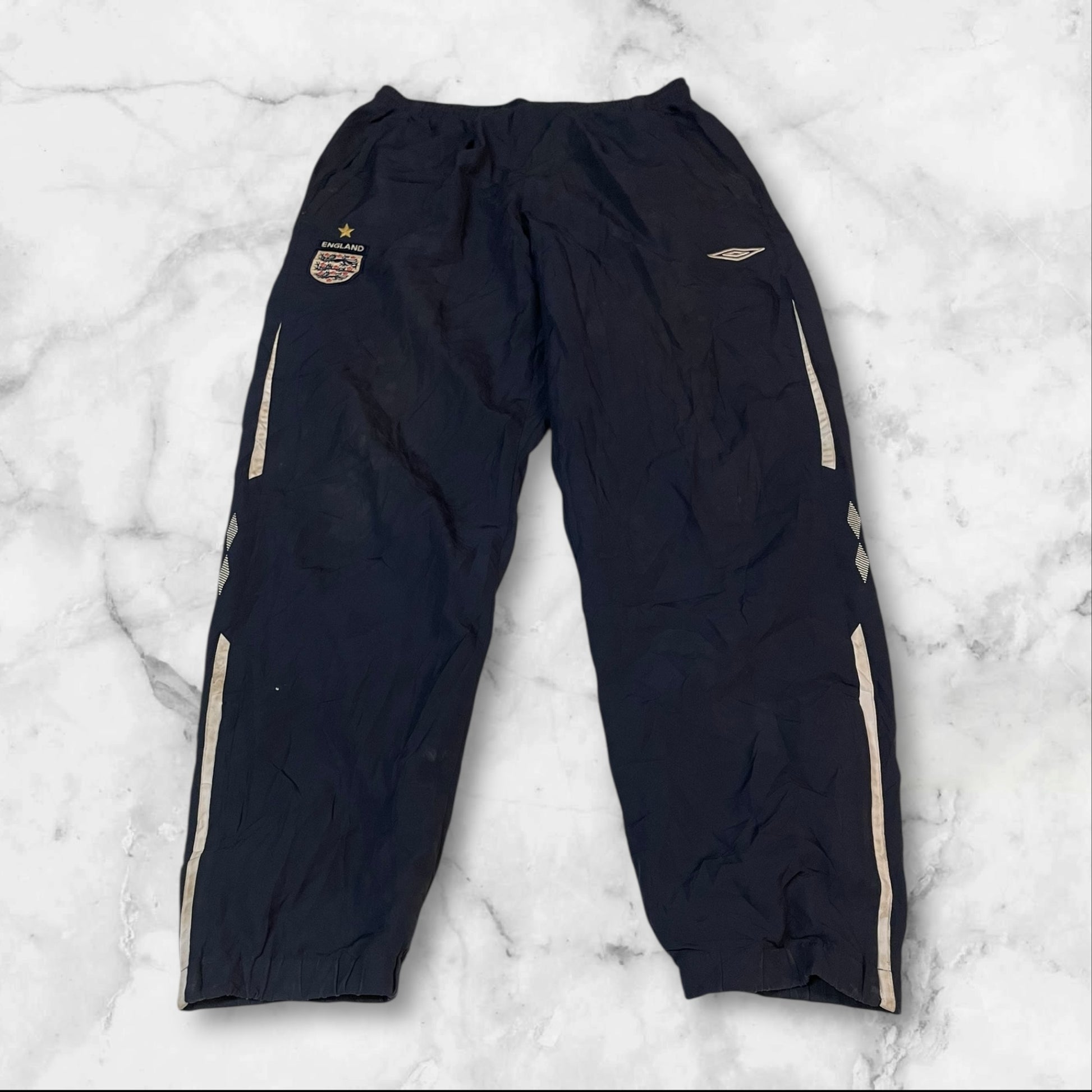 Entdecke unsere Vintage Track Pants von Nike und anderen Marken, erhältlich bei Valuxery.de - Dein Shop für trendige Vintage - Kleidung. Unsere Track Pants sind aus hochwertigen Materialien und