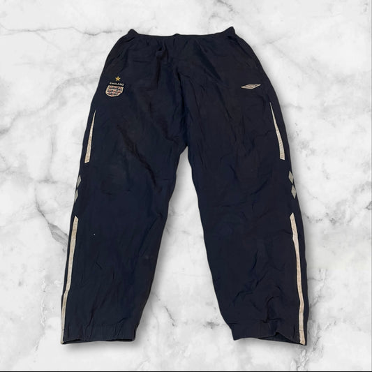 Entdecke unsere Vintage Track Pants von Nike und anderen Marken, erhältlich bei Valuxery.de - Dein Shop für trendige Vintage - Kleidung. Unsere Track Pants sind aus hochwertigen Materialien und