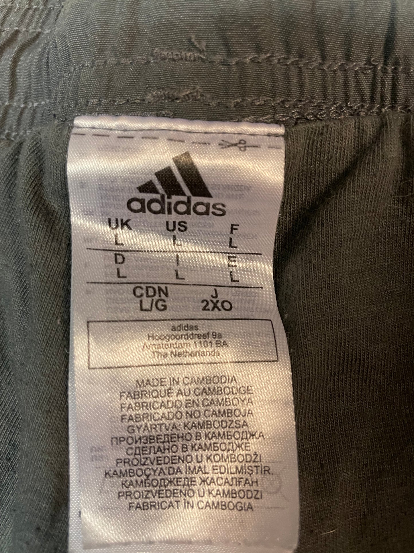 Entdecke unsere Vintage Track Pants von Nike und anderen Marken, erhältlich bei Valuxery.de - Dein Shop für trendige Vintage - Kleidung. Unsere Track Pants sind aus hochwertigen Materialien und