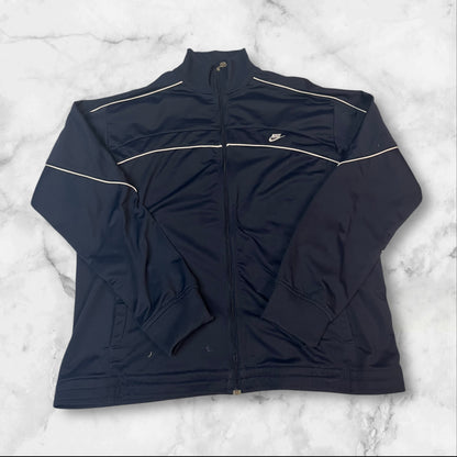 Entdecke unsere Vintage Track Pants von Nike und anderen Marken, erhältlich bei Valuxery.de - Dein Shop für trendige Vintage - Kleidung. Unsere Track Pants sind aus hochwertigen Materialien und