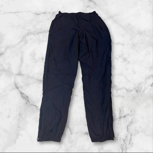 Entdecke unsere Vintage Track Pants von Nike und anderen Marken, erhältlich bei Valuxery.de - Dein Shop für trendige Vintage - Kleidung. Unsere Track Pants sind aus hochwertigen Materialien und