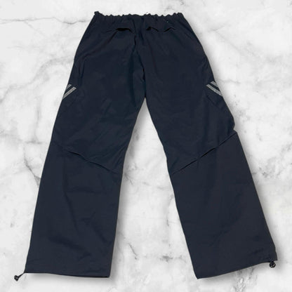 Entdecke unsere Vintage Track Pants von Nike und anderen Marken, erhältlich bei Valuxery.de - Dein Shop für trendige Vintage - Kleidung. Unsere Track Pants sind aus hochwertigen Materialien und