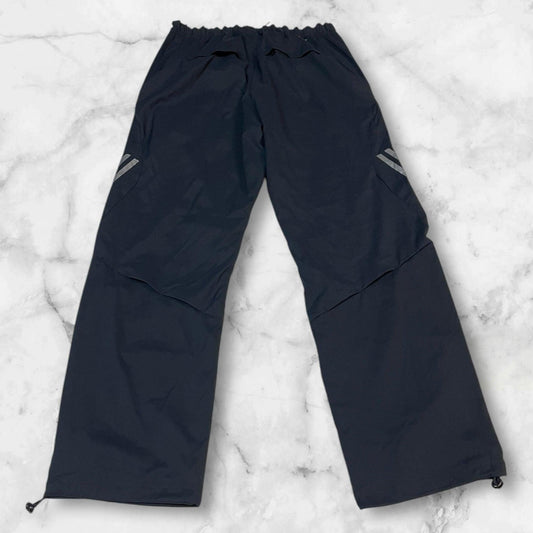 Entdecke unsere Vintage Track Pants von Nike und anderen Marken, erhältlich bei Valuxery.de - Dein Shop für trendige Vintage - Kleidung. Unsere Track Pants sind aus hochwertigen Materialien und