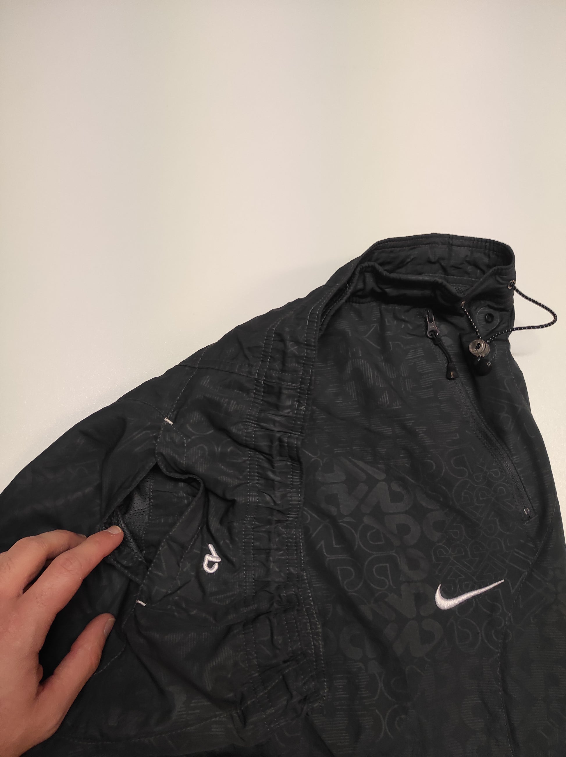 Entdecke unsere Vintage Track Pants von Nike und anderen Marken, erhältlich bei Valuxery.de - Dein Shop für trendige Vintage - Kleidung. Unsere Track Pants sind aus hochwertigen Materialien und