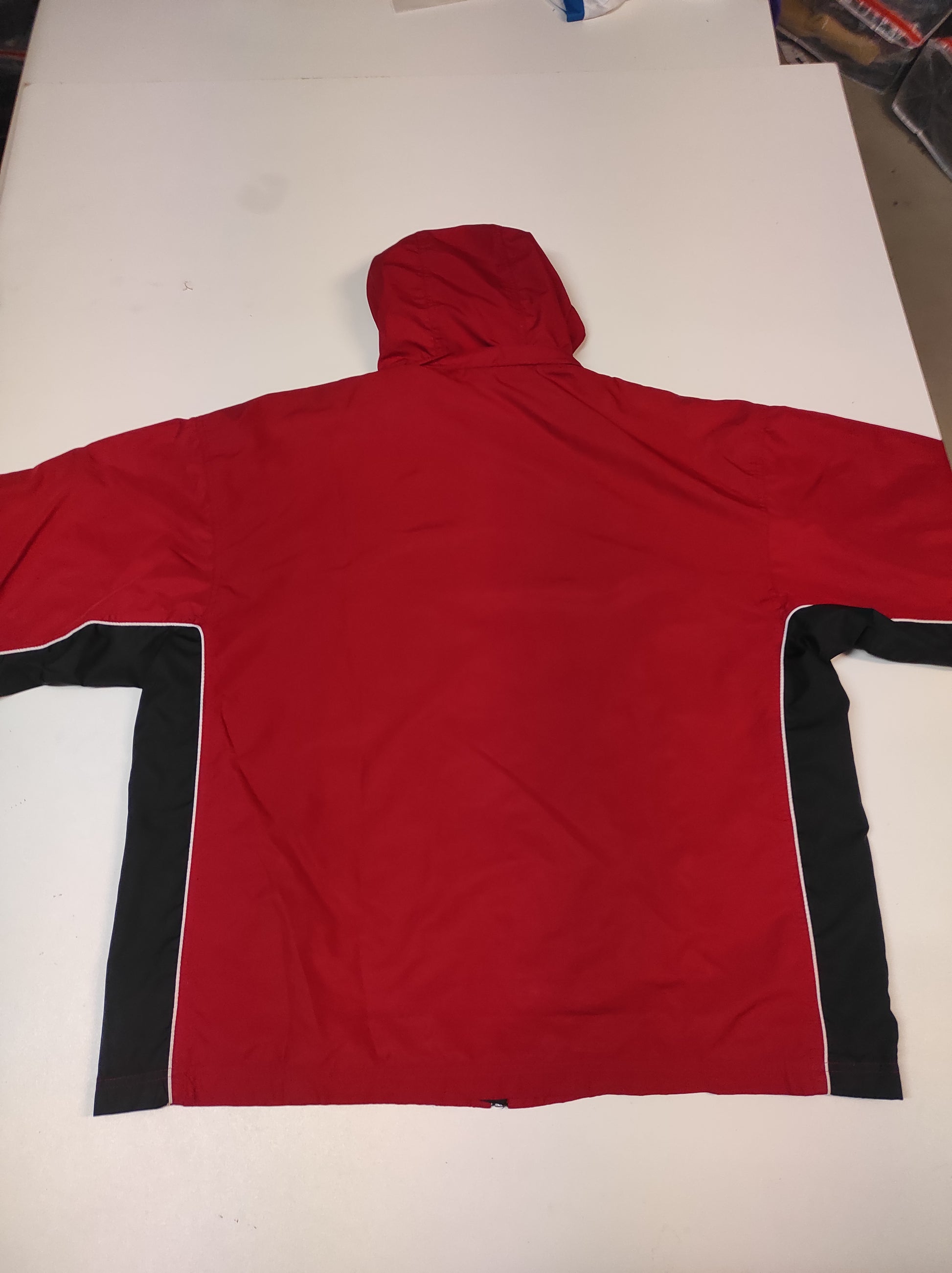 Entdecke unsere Vintage Track Pants von Nike und anderen Marken, erhältlich bei Valuxery.de - Dein Shop für trendige Vintage - Kleidung. Unsere Track Pants sind aus hochwertigen Materialien und